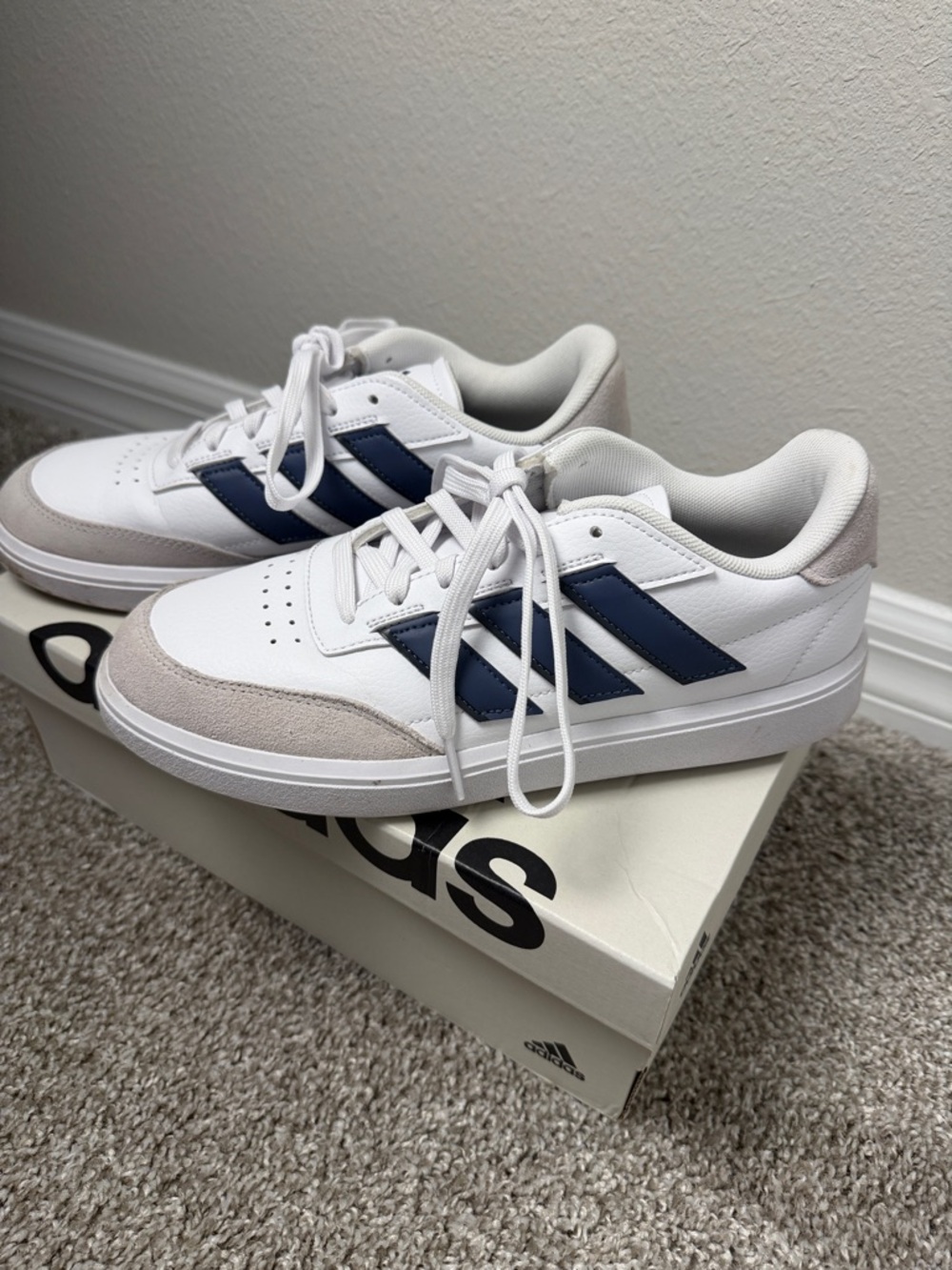 adidas white sneakers with navy stripes size men’s 7 uk 6.5